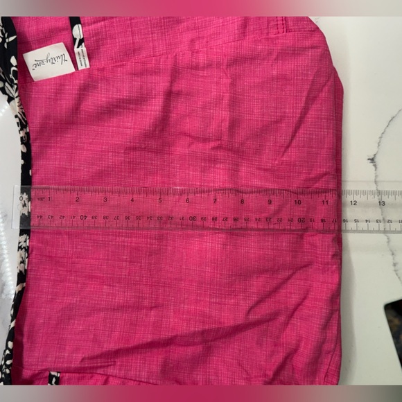 NWOT Thirty-One Vibrant Pink Tote/ Black Floral Crossbody Hobo REVERSIBLE Bag - Picture 8 of 11